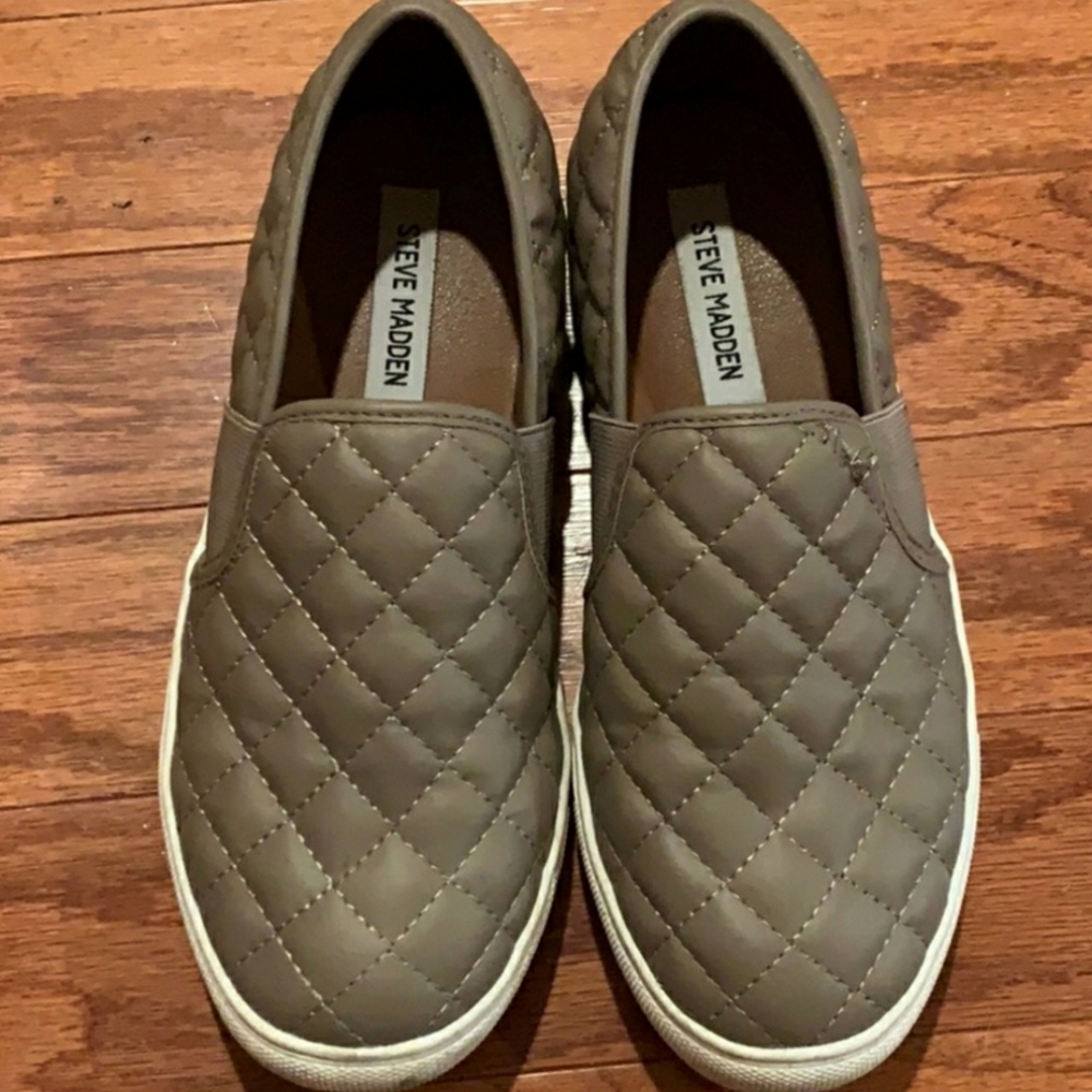Flat Steve Madden, army green, size 8.5